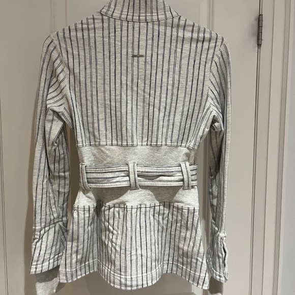Unique Limited Edition Lululemon white Jacket with Belt - 6 - Picture 7 of 7